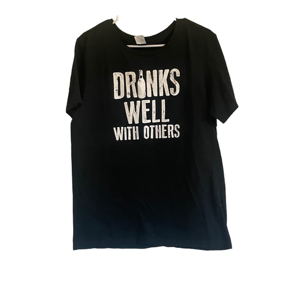 Drinks Well with others Tee Size L - Picture 1 of 2